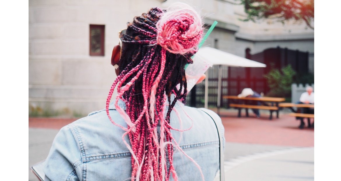 As box braids coloridas são feitas com fibra de lã